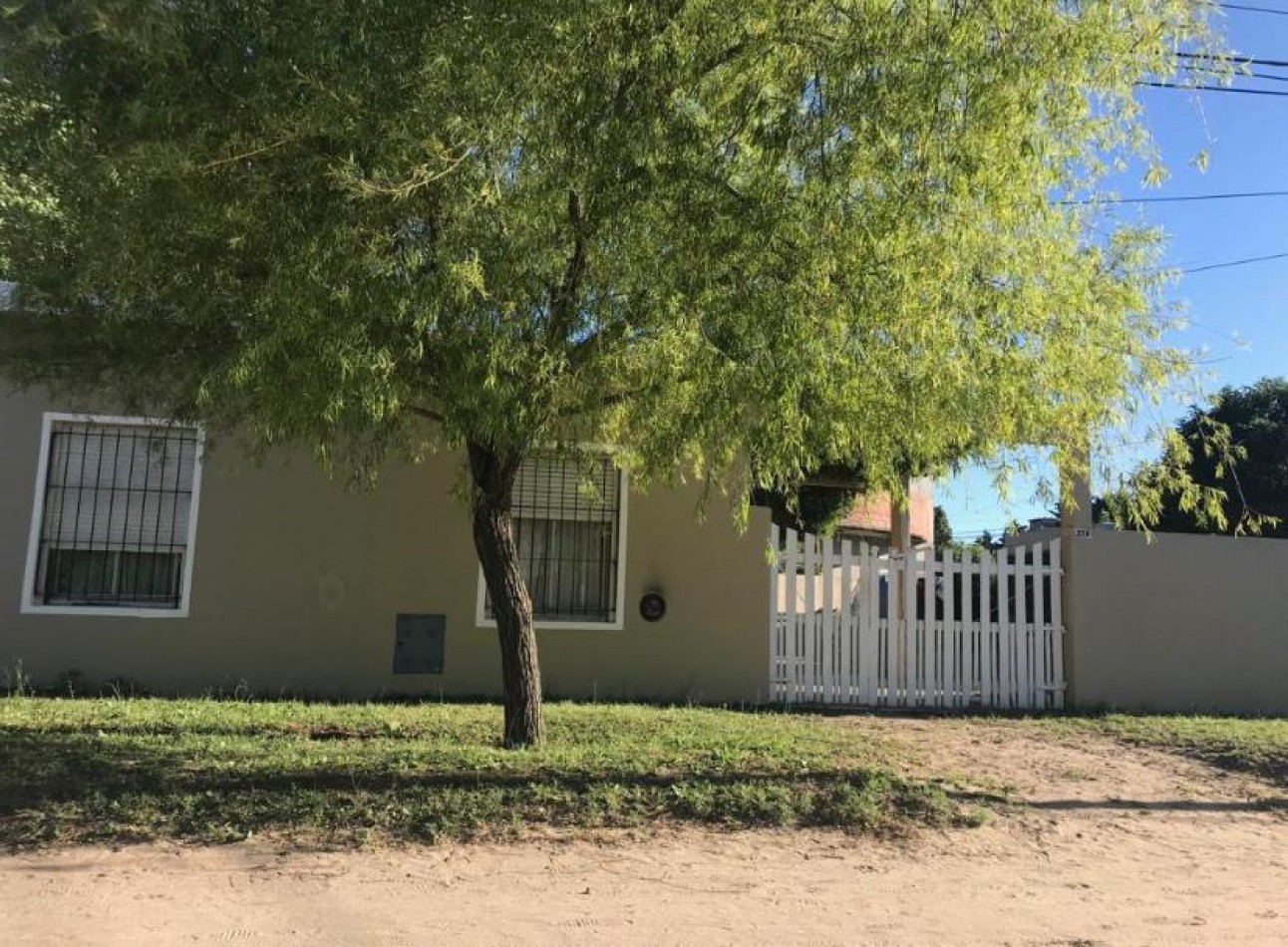 Casa 2 amb con Monoambiente sobre lote esquina