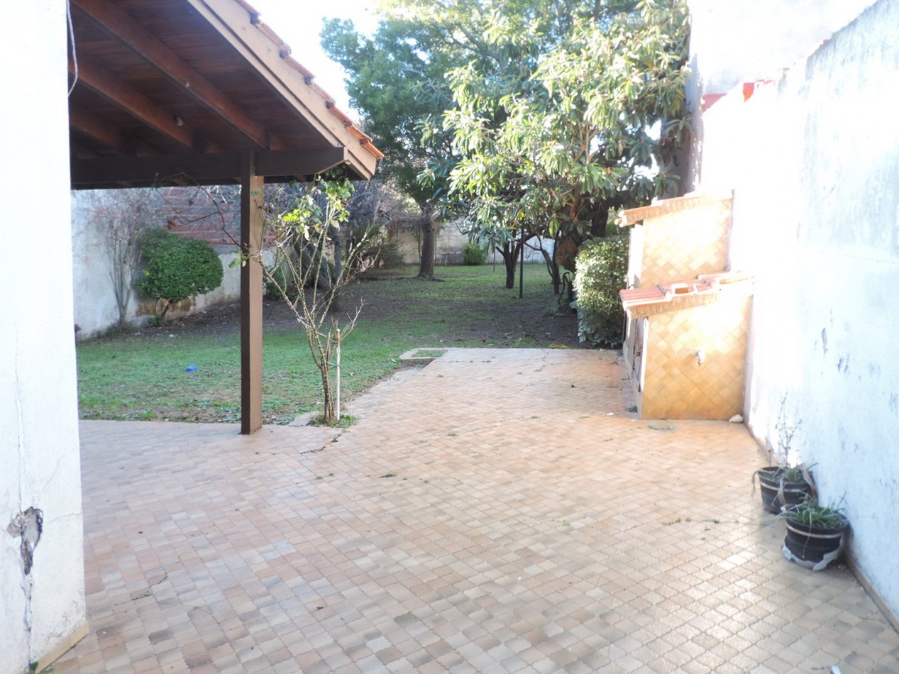 Chalet centrico de 4 Amb. con gran lote  