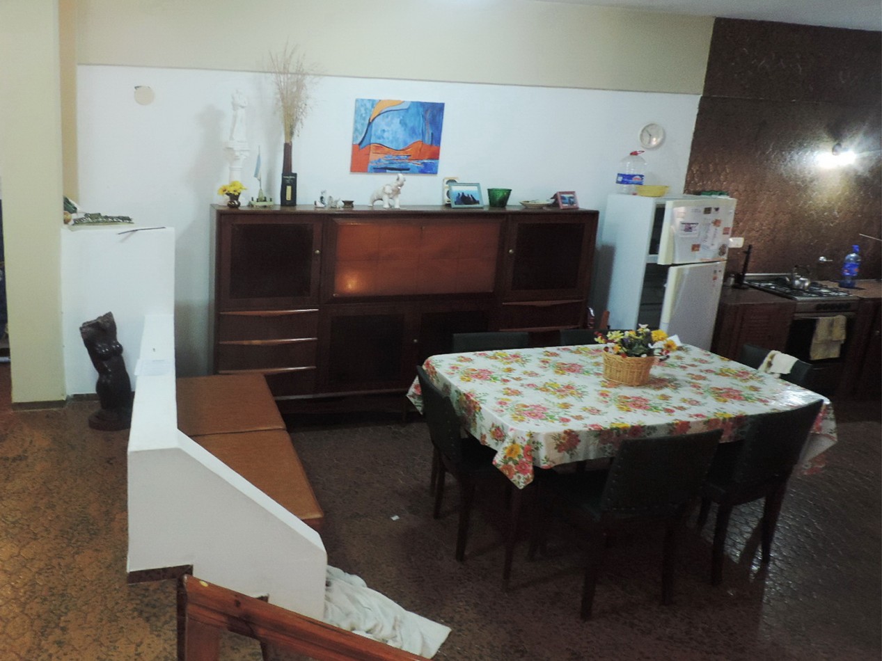 Chalet centrico de 4 Amb. con gran lote  