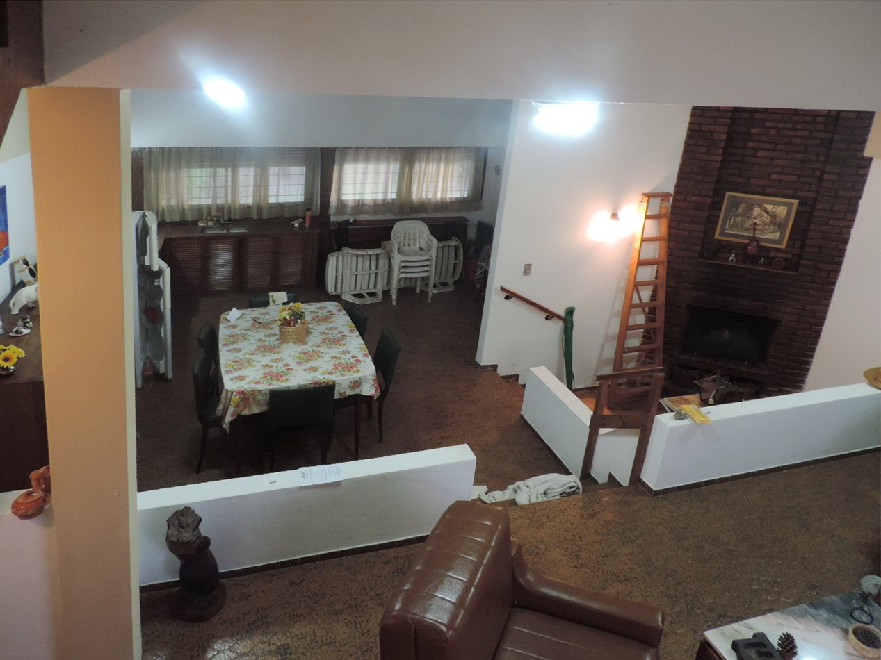 Chalet centrico de 4 Amb. con gran lote  