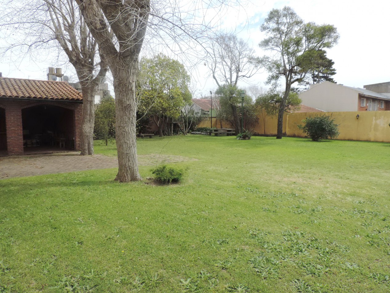 Casa estilo colonial con dos lotes 