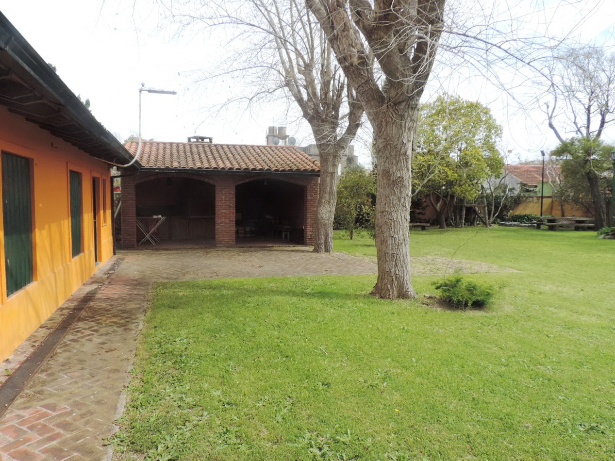 Casa estilo colonial con dos lotes 