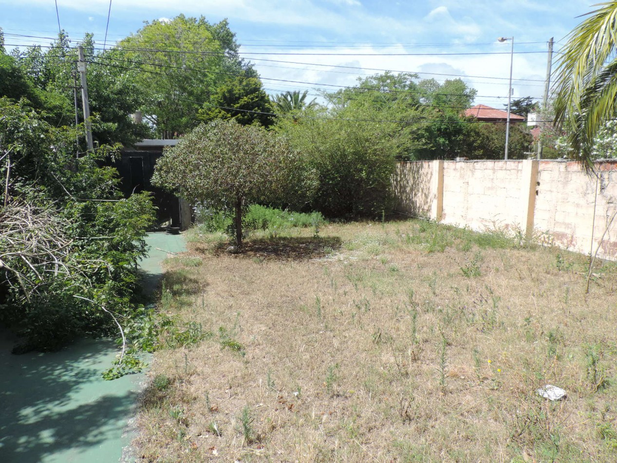 Lote 300M2 centrico con Casa a reciclar 