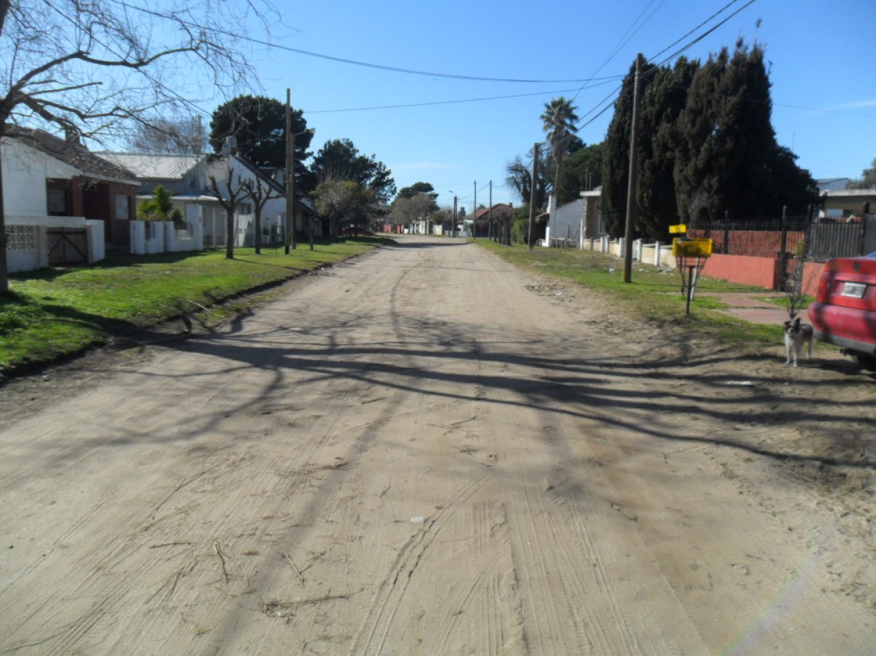 Casa de 3 Amb.con patio y cochera a refaccionar