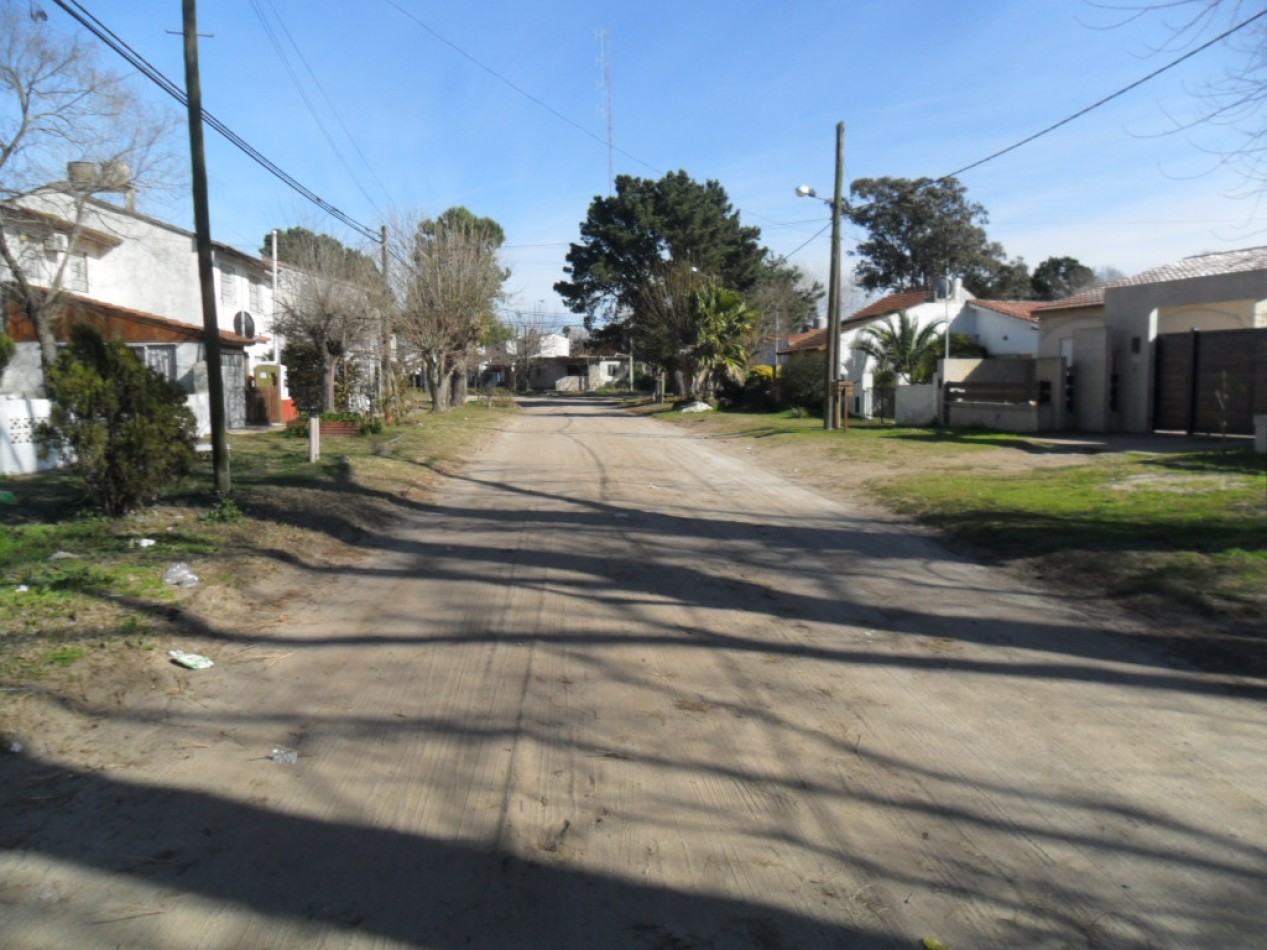 Casa de 3 Amb.con patio y cochera a refaccionar