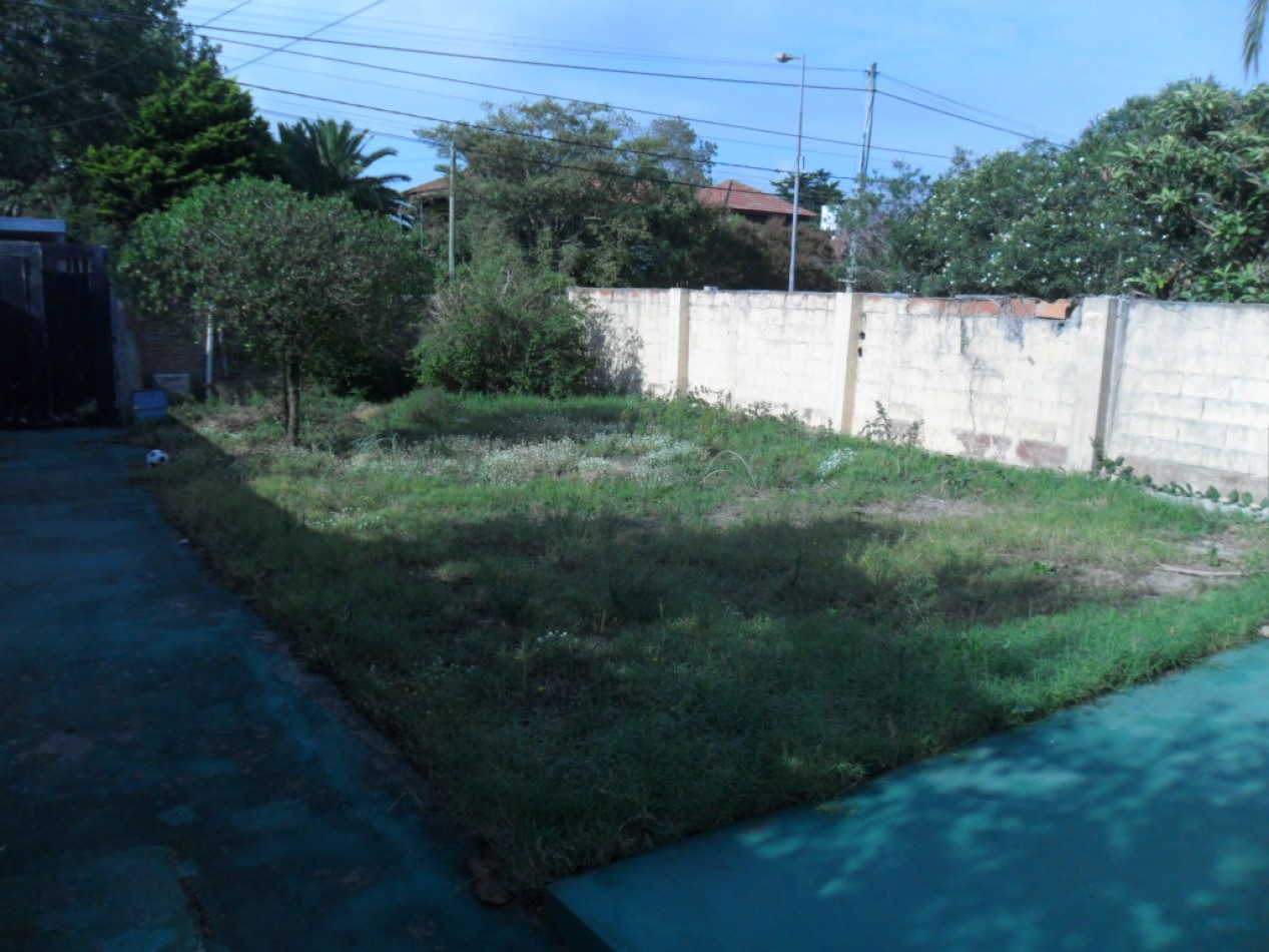 Lote 300M2 centrico con Casa a reciclar 