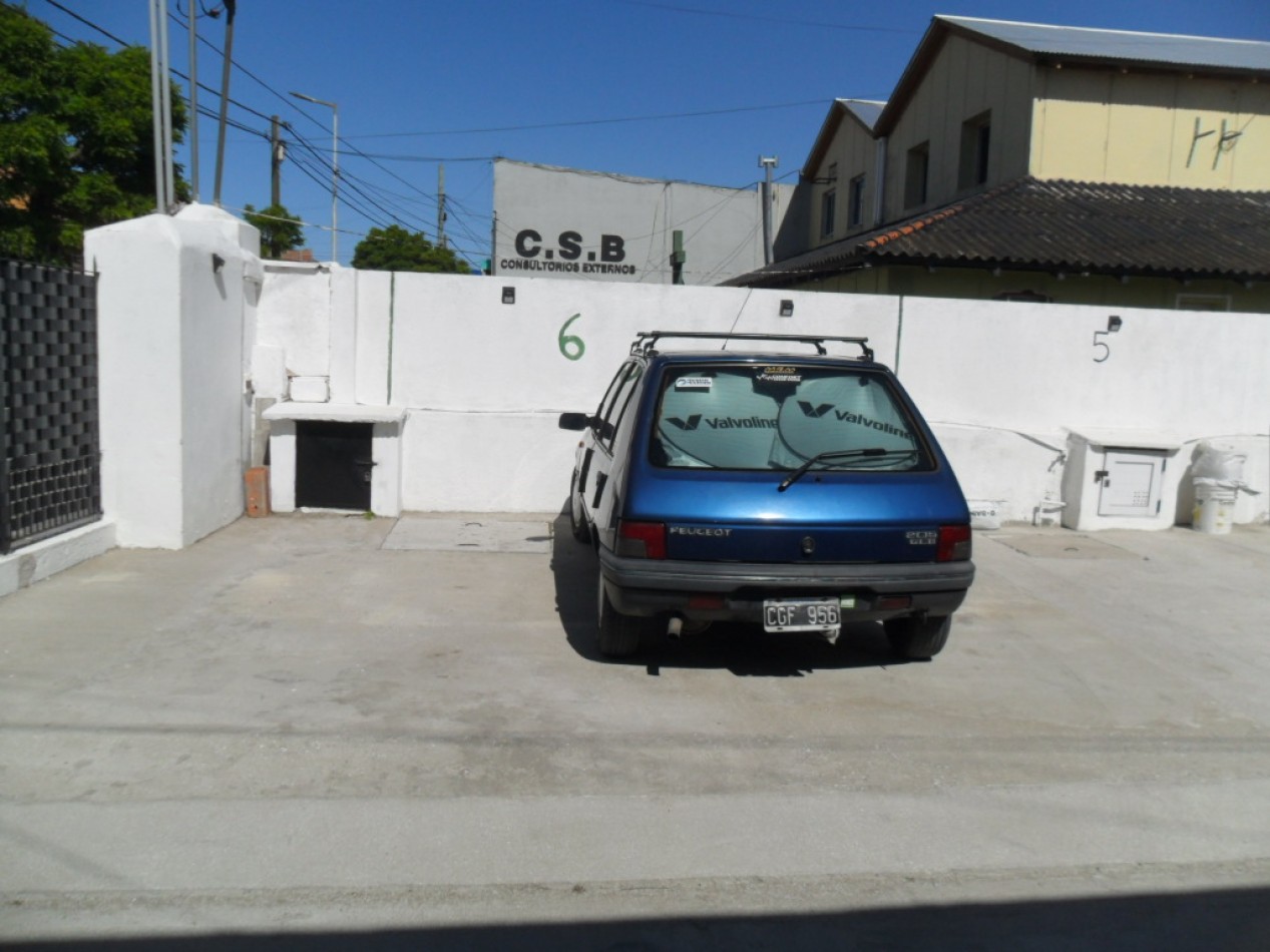 Depto. 2 Amb. con estacionamiento en plena Avda.