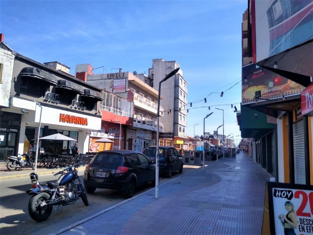 Monoambiente sobre peatonal 