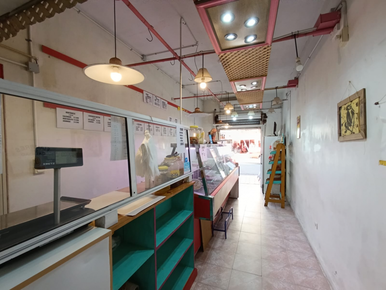 Local Fiambreria y Granja sobre peatonal 