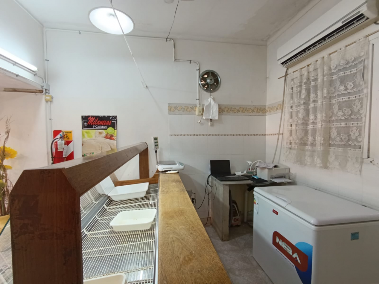 Local Fiambreria y Granja sobre peatonal 