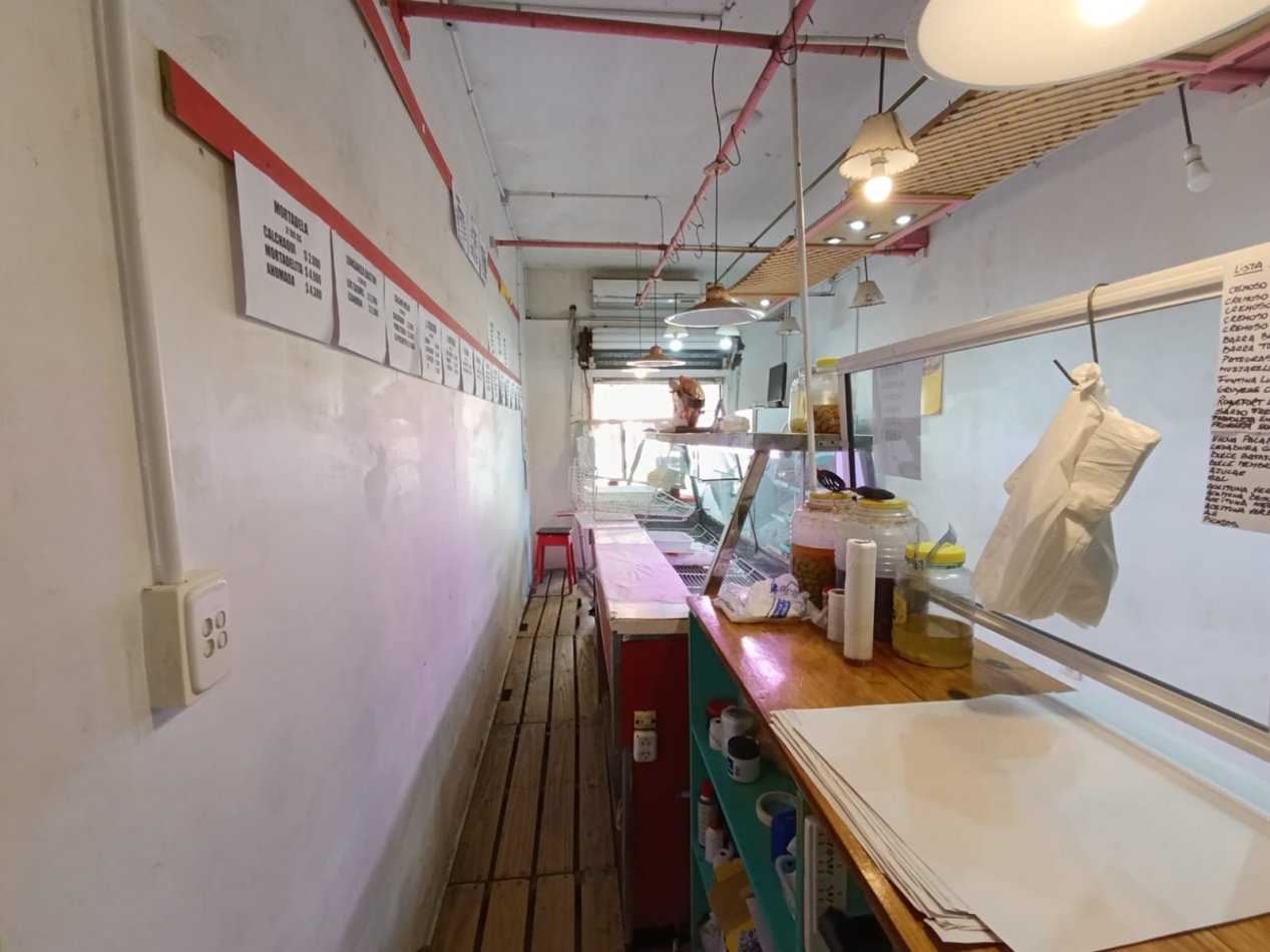 Local Fiambreria y Granja sobre peatonal 