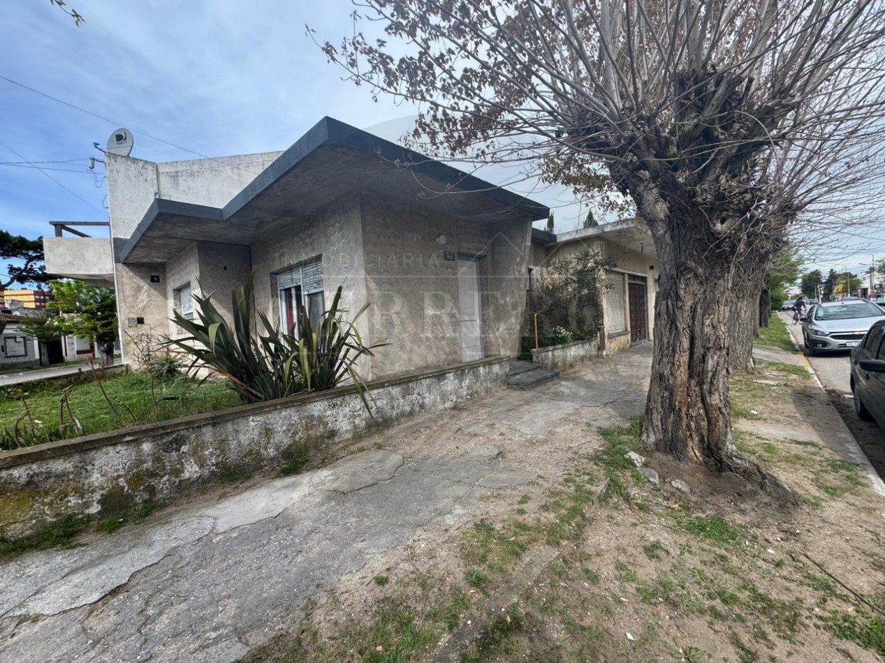 Casa en Esquina con Garaje, Patio y Terraza en Zona Plaza Pereira 