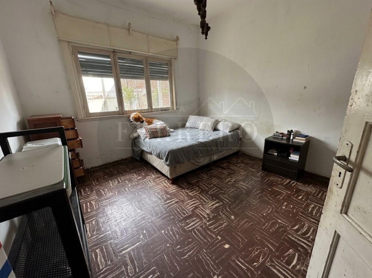 Casa en Esquina con Garaje, Patio y Terraza en Zona Plaza Pereira 