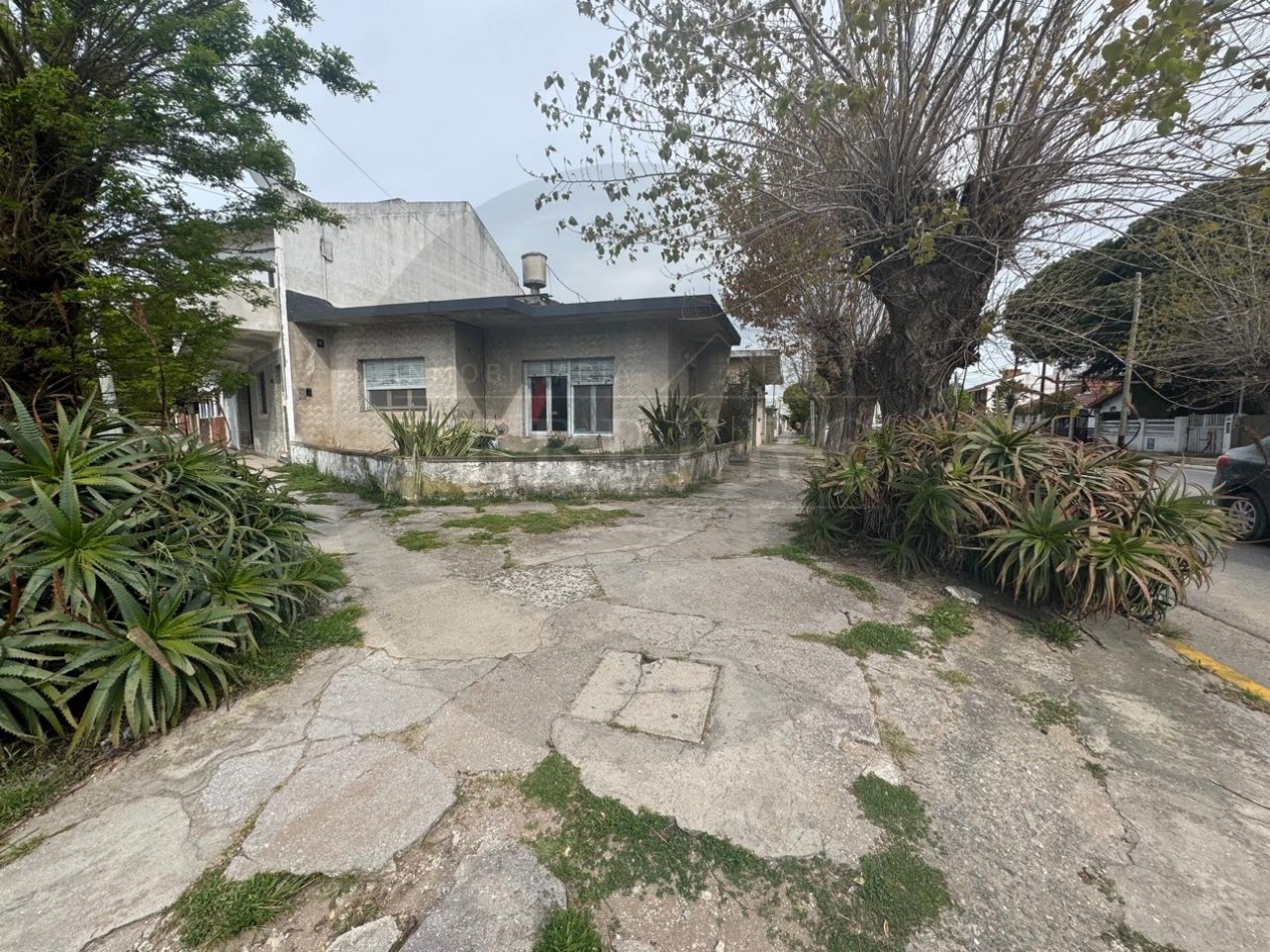 Casa en Esquina con Garaje, Patio y Terraza en Zona Plaza Pereira 