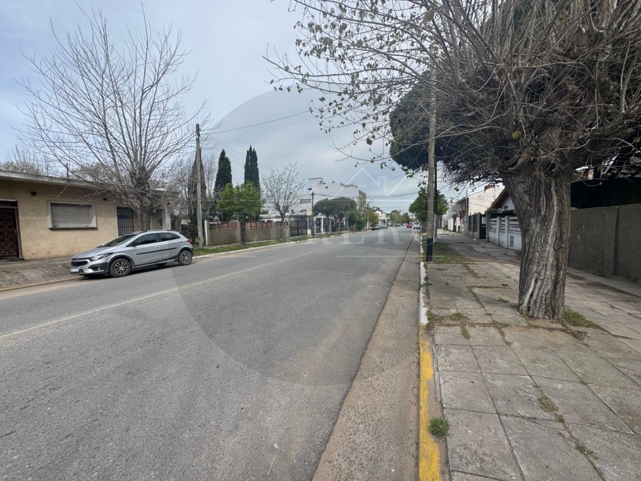Casa en Esquina con Garaje, Patio y Terraza en Zona Plaza Pereira 