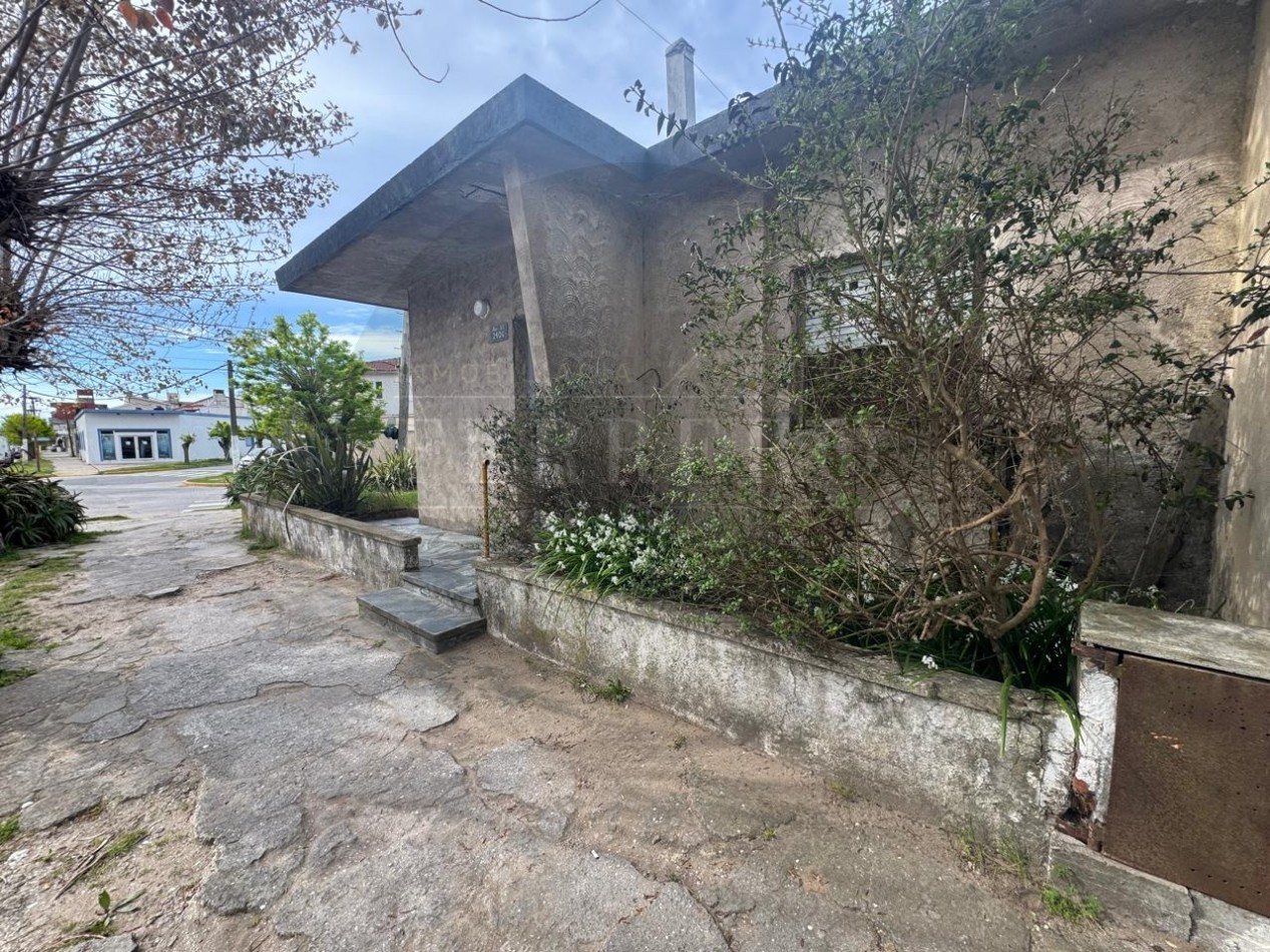 Casa en Esquina con Garaje, Patio y Terraza en Zona Plaza Pereira 