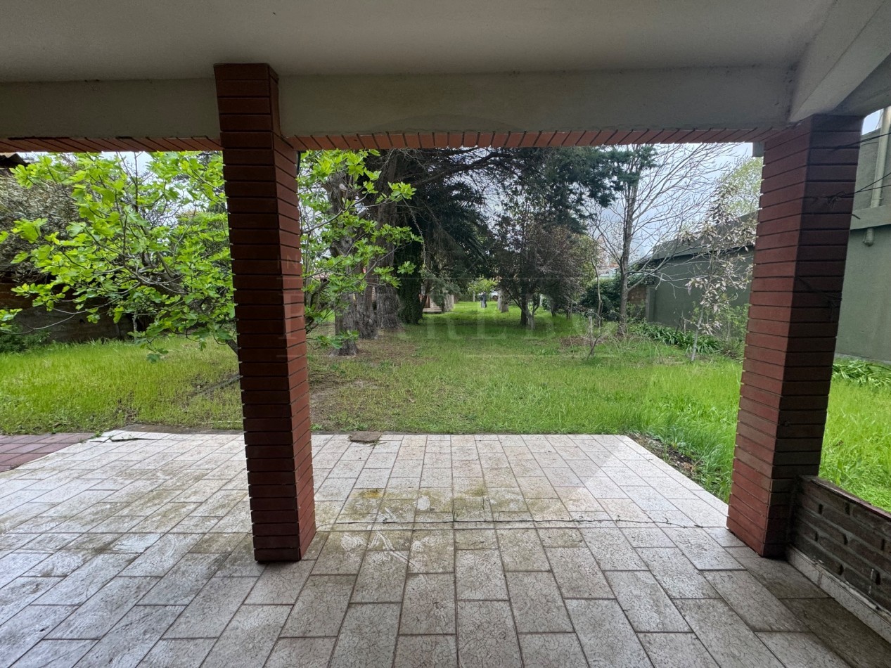 Propiedad Multifuncional con Tres Espacios Habitables y Gran Lote de 1.100m2