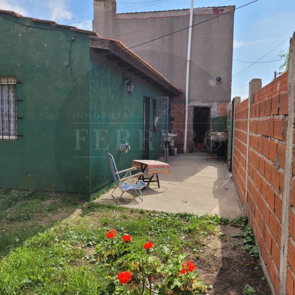 Casa 4 Ambientes sobre Avenida Principal - Gran Potencial