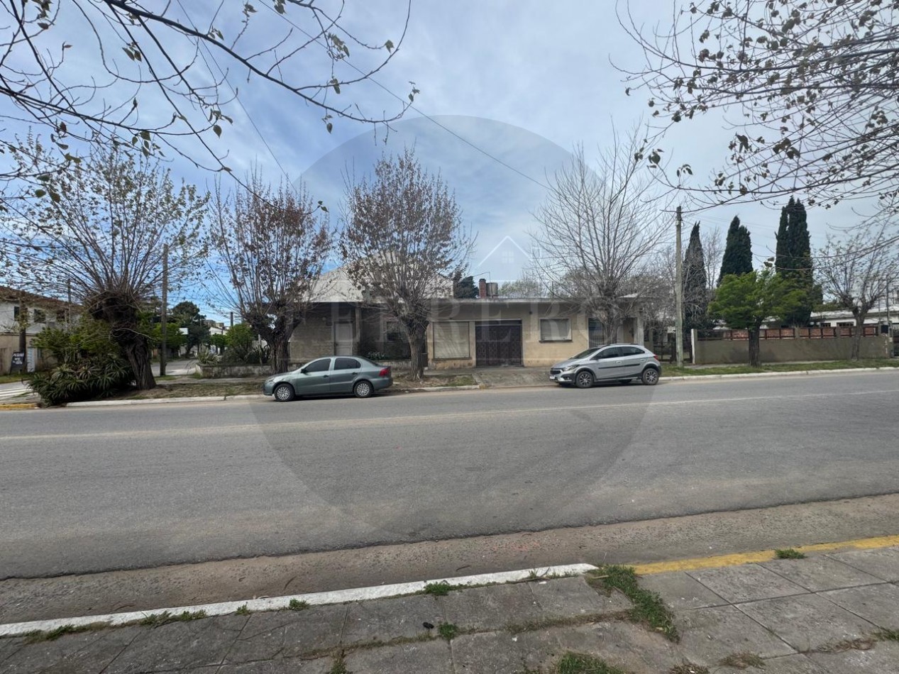 Casa en Esquina con Garaje, Patio y Terraza en Zona Plaza Pereira 