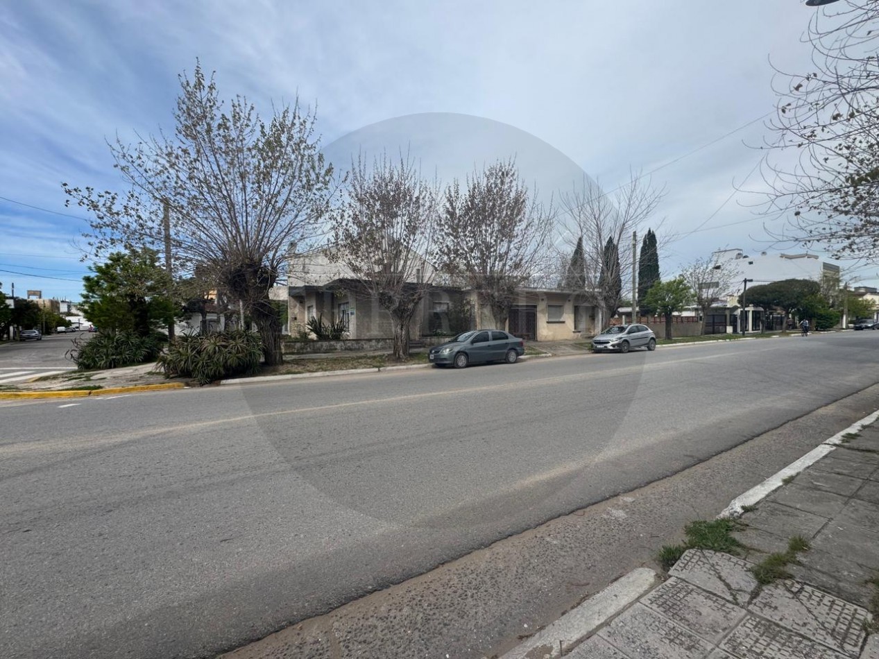 Casa en Esquina con Garaje, Patio y Terraza en Zona Plaza Pereira 