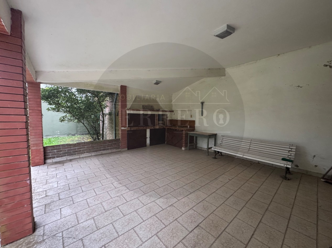 Propiedad Multifuncional con Tres Espacios Habitables y Gran Lote de 1.100m2