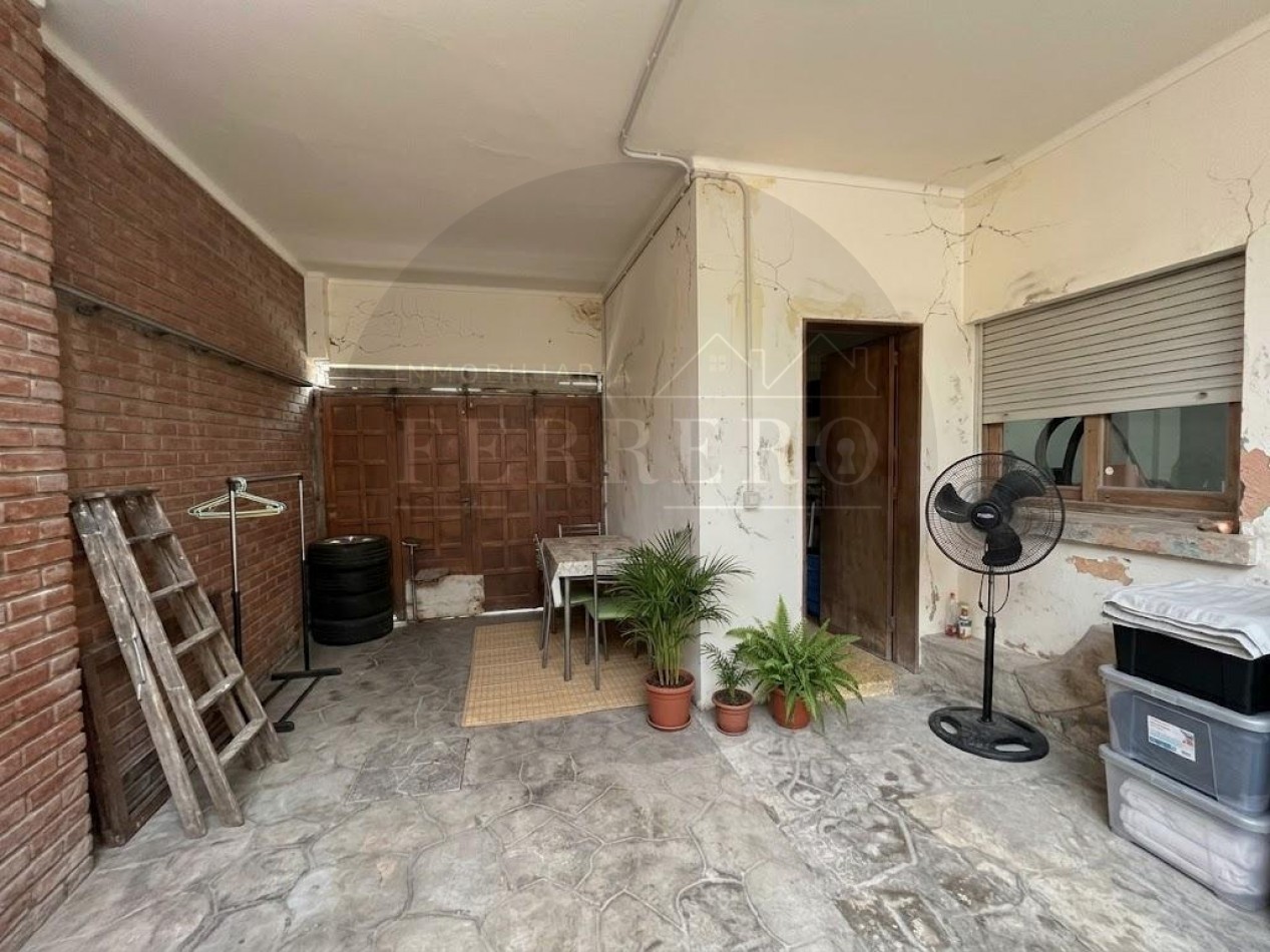 Casa en Esquina con Garaje, Patio y Terraza en Zona Plaza Pereira 