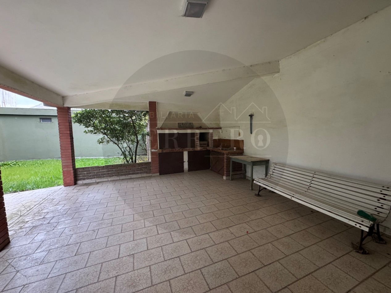 Propiedad Multifuncional con Tres Espacios Habitables y Gran Lote de 1.100m2