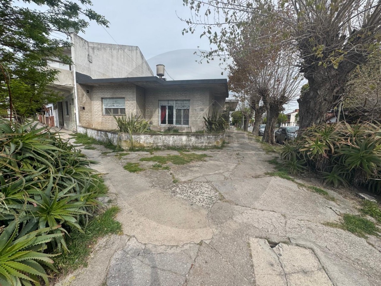 Casa en Esquina con Garaje, Patio y Terraza en Zona Plaza Pereira 