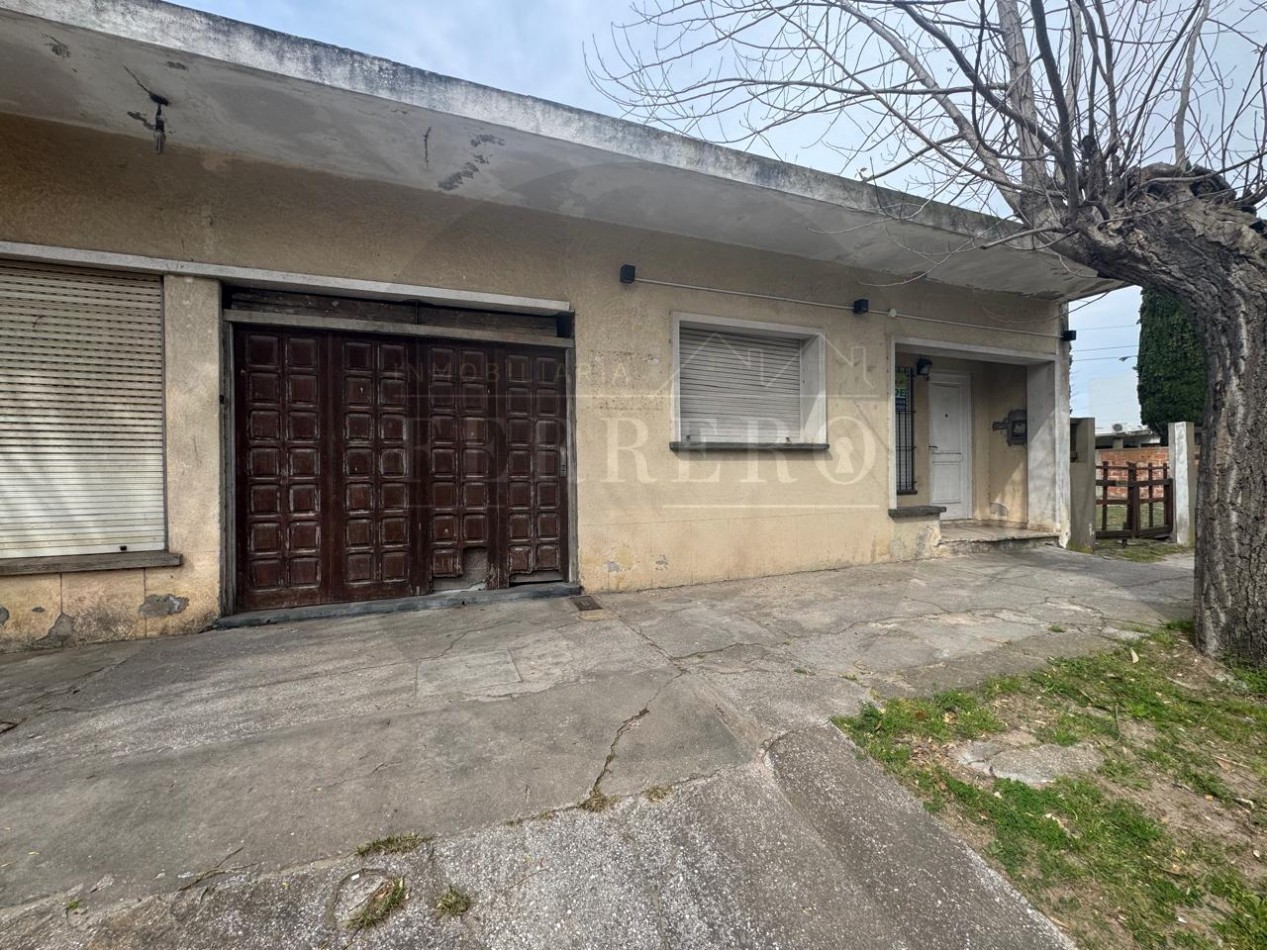 Casa en Esquina con Garaje, Patio y Terraza en Zona Plaza Pereira 