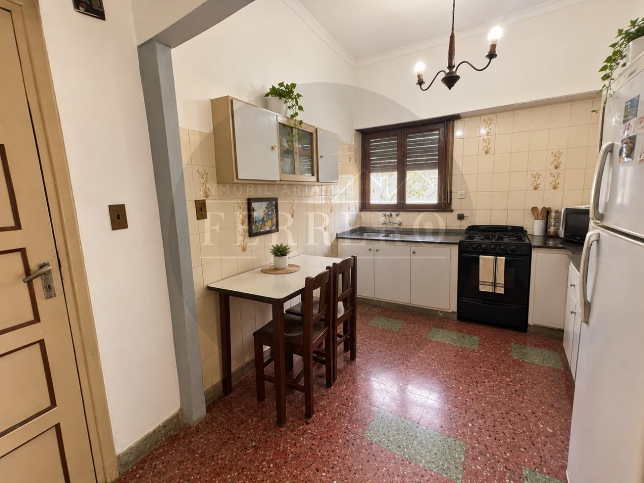 Casa en Esquina con Garaje, Patio y Terraza en Zona Plaza Pereira 
