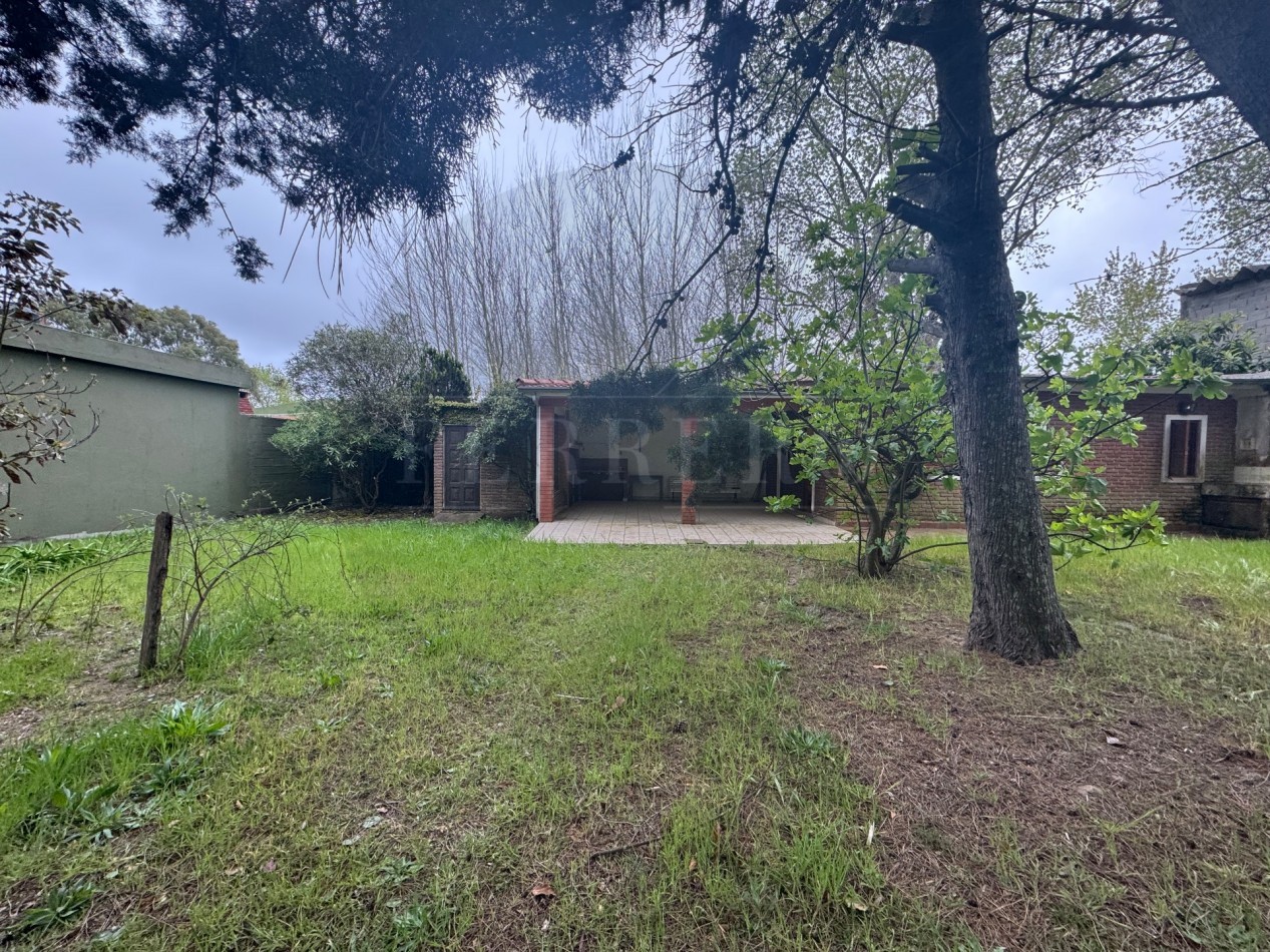 Propiedad Multifuncional con Tres Espacios Habitables y Gran Lote de 1.100m2