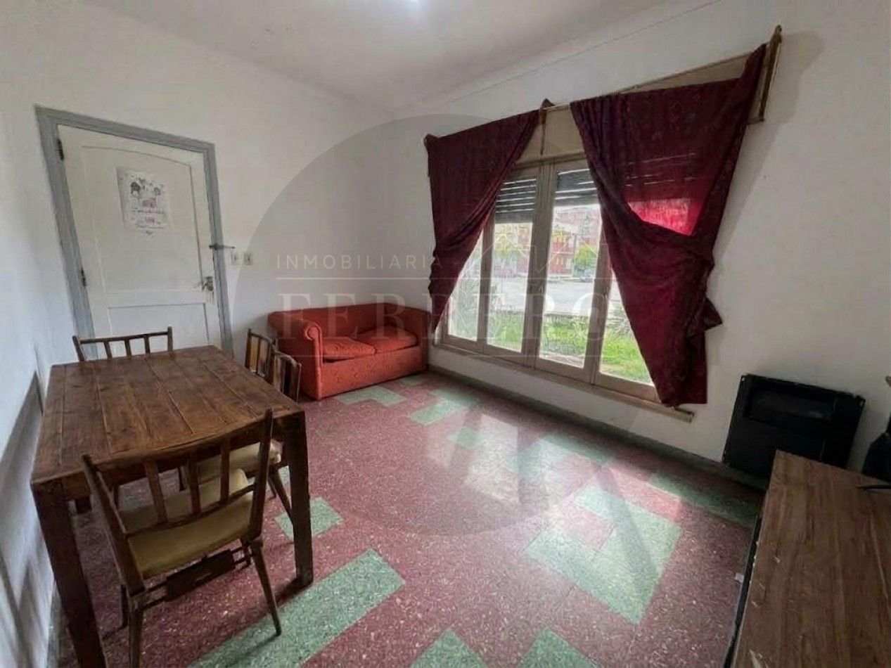 Casa en Esquina con Garaje, Patio y Terraza en Zona Plaza Pereira 