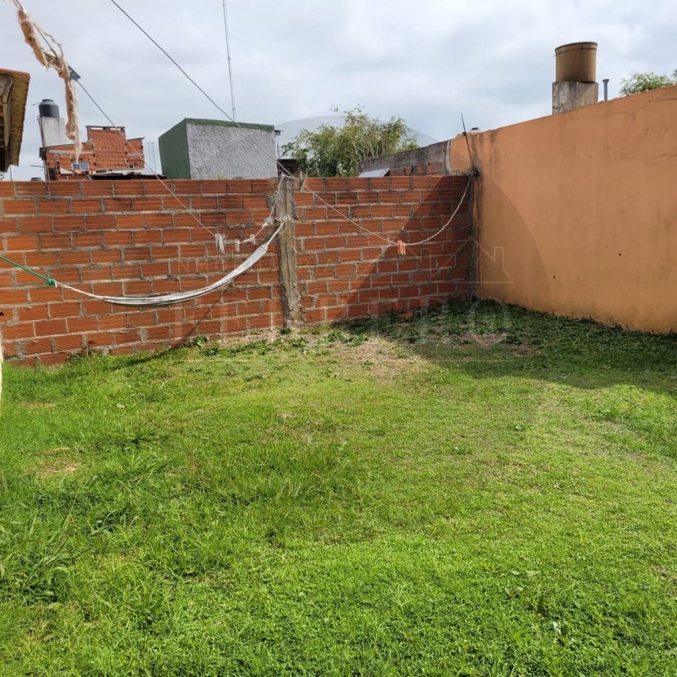 Casa 4 Ambientes sobre Avenida Principal - Gran Potencial