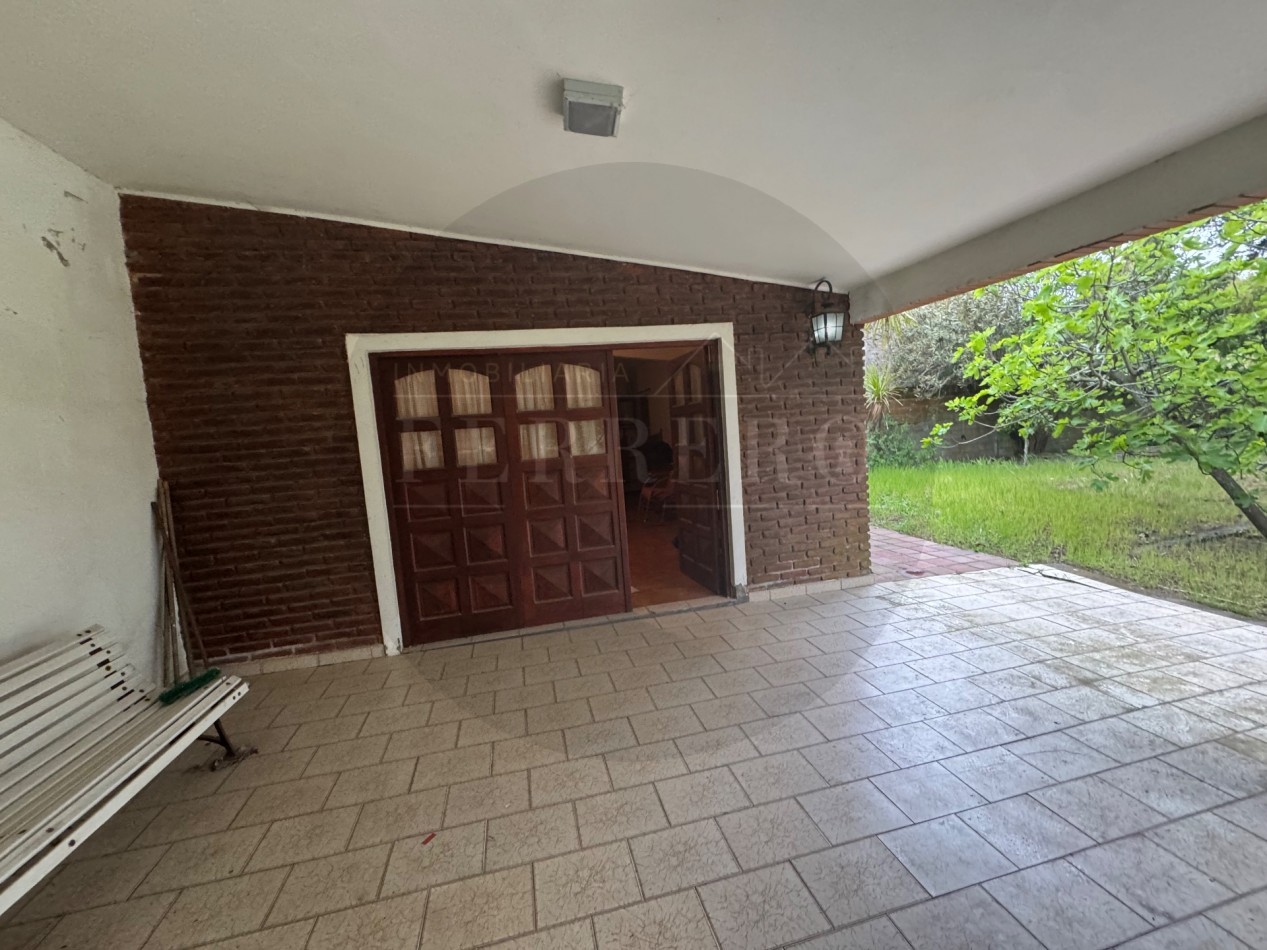 Propiedad Multifuncional con Tres Espacios Habitables y Gran Lote de 1.100m2