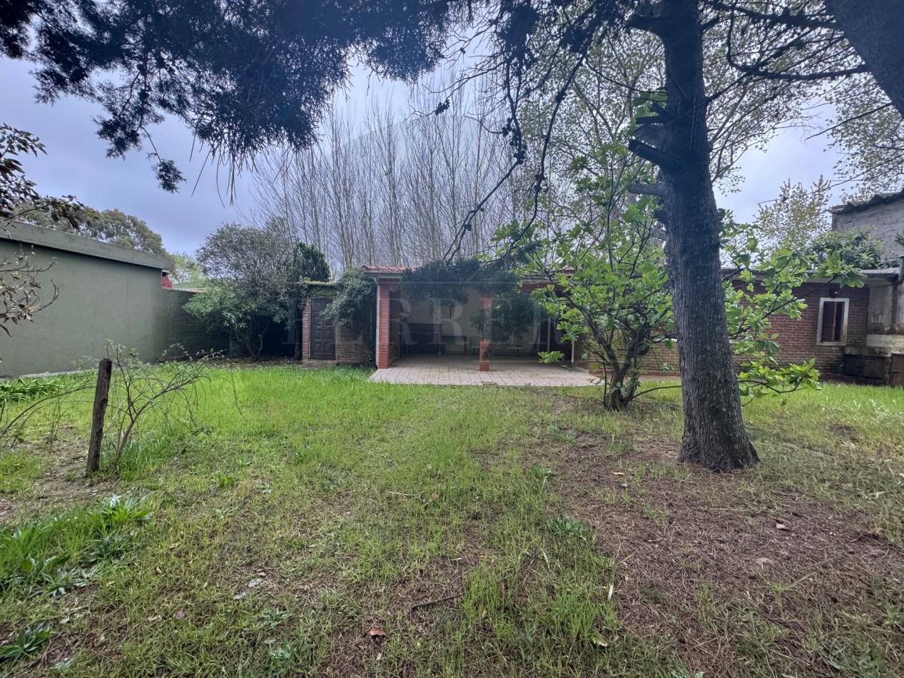 Propiedad Multifuncional con Tres Espacios Habitables y Gran Lote de 1.100m2