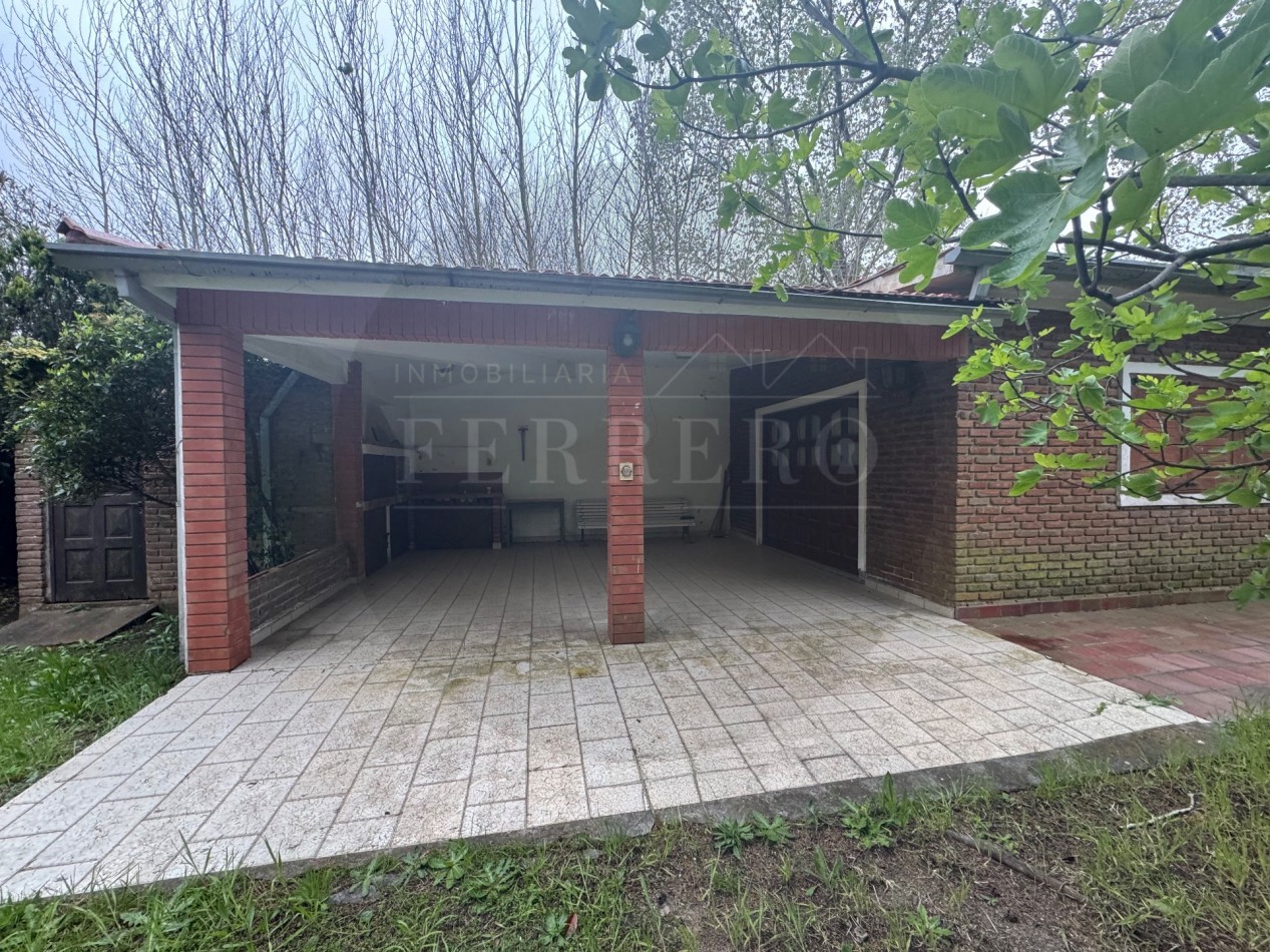 Propiedad Multifuncional con Tres Espacios Habitables y Gran Lote de 1.100m2