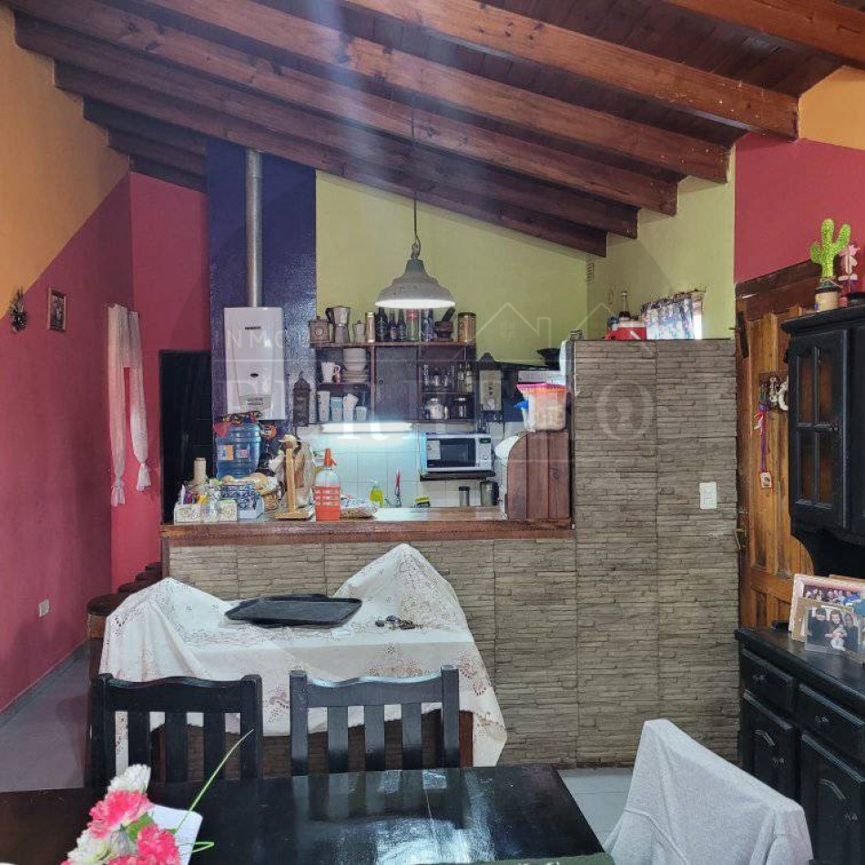 Casa 4 Ambientes sobre Avenida Principal - Gran Potencial