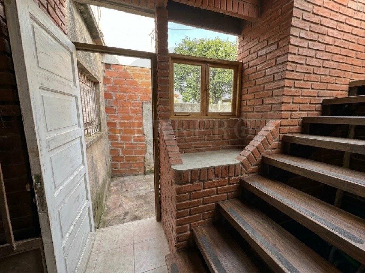 Casa en Esquina con Garaje, Patio y Terraza en Zona Plaza Pereira 