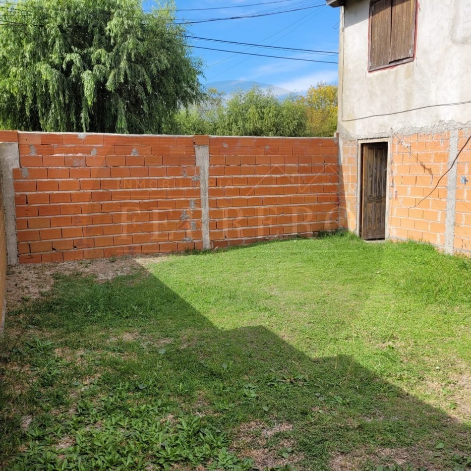 Casa 4 Ambientes sobre Avenida Principal - Gran Potencial
