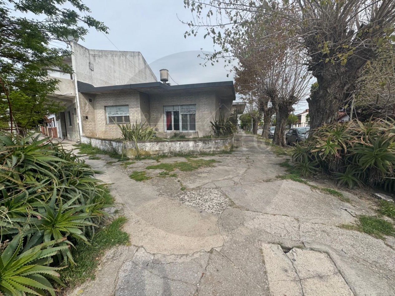 Casa en Esquina con Garaje, Patio y Terraza en Zona Plaza Pereira 