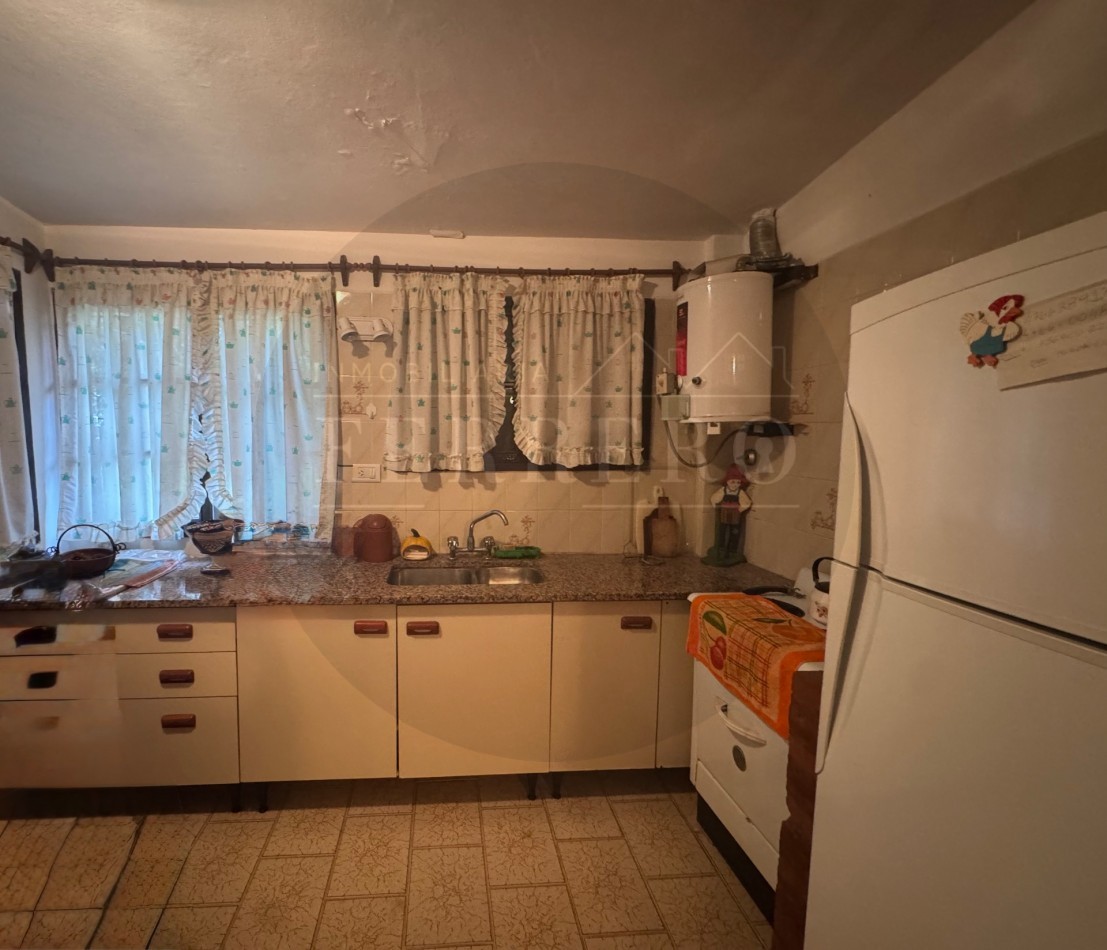 Propiedad Multifuncional con Tres Espacios Habitables y Gran Lote de 1.100m2