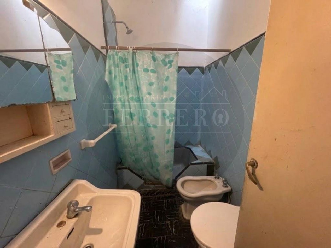 Casa en Esquina con Garaje, Patio y Terraza en Zona Plaza Pereira 