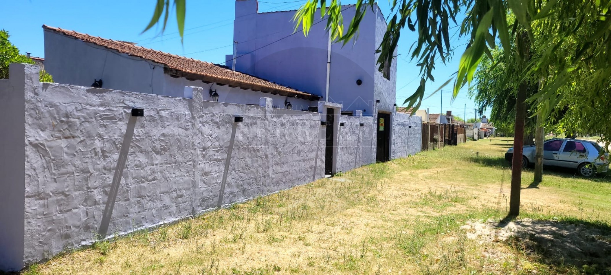 Casa 4 Ambientes sobre Avenida Principal - Gran Potencial