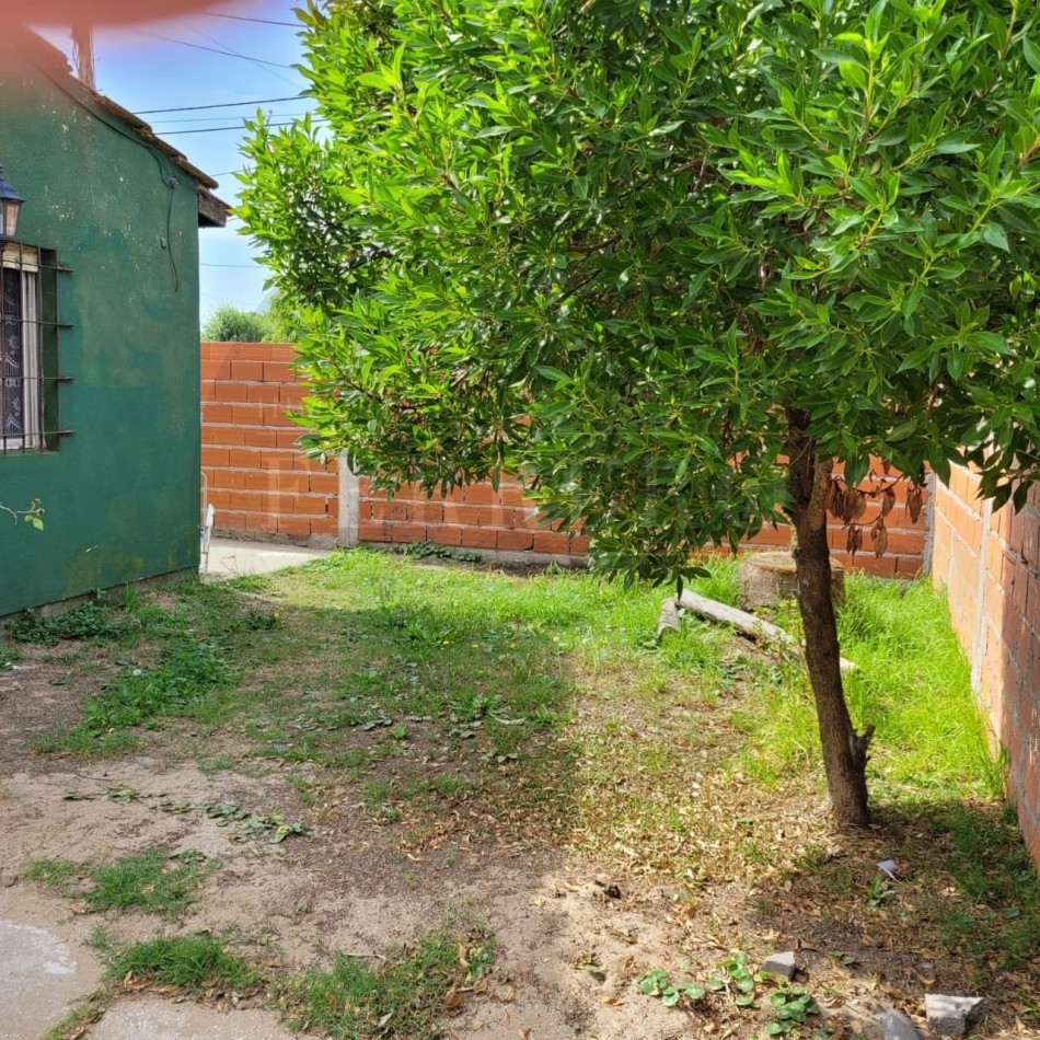 Casa 4 Ambientes sobre Avenida Principal - Gran Potencial