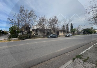 Casa en Esquina con Garaje, Patio y Terraza en Zona Plaza Pereira 