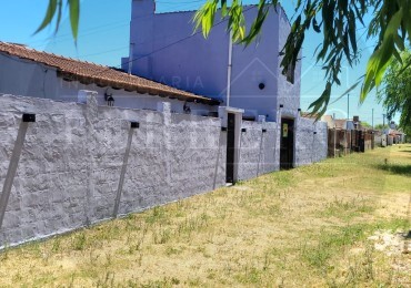 Casa 4 Ambientes sobre Avenida Principal - Gran Potencial