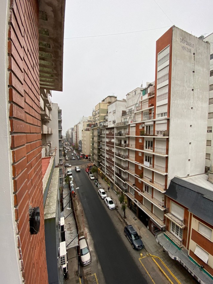 3 ambientes a la calle con balcon frances